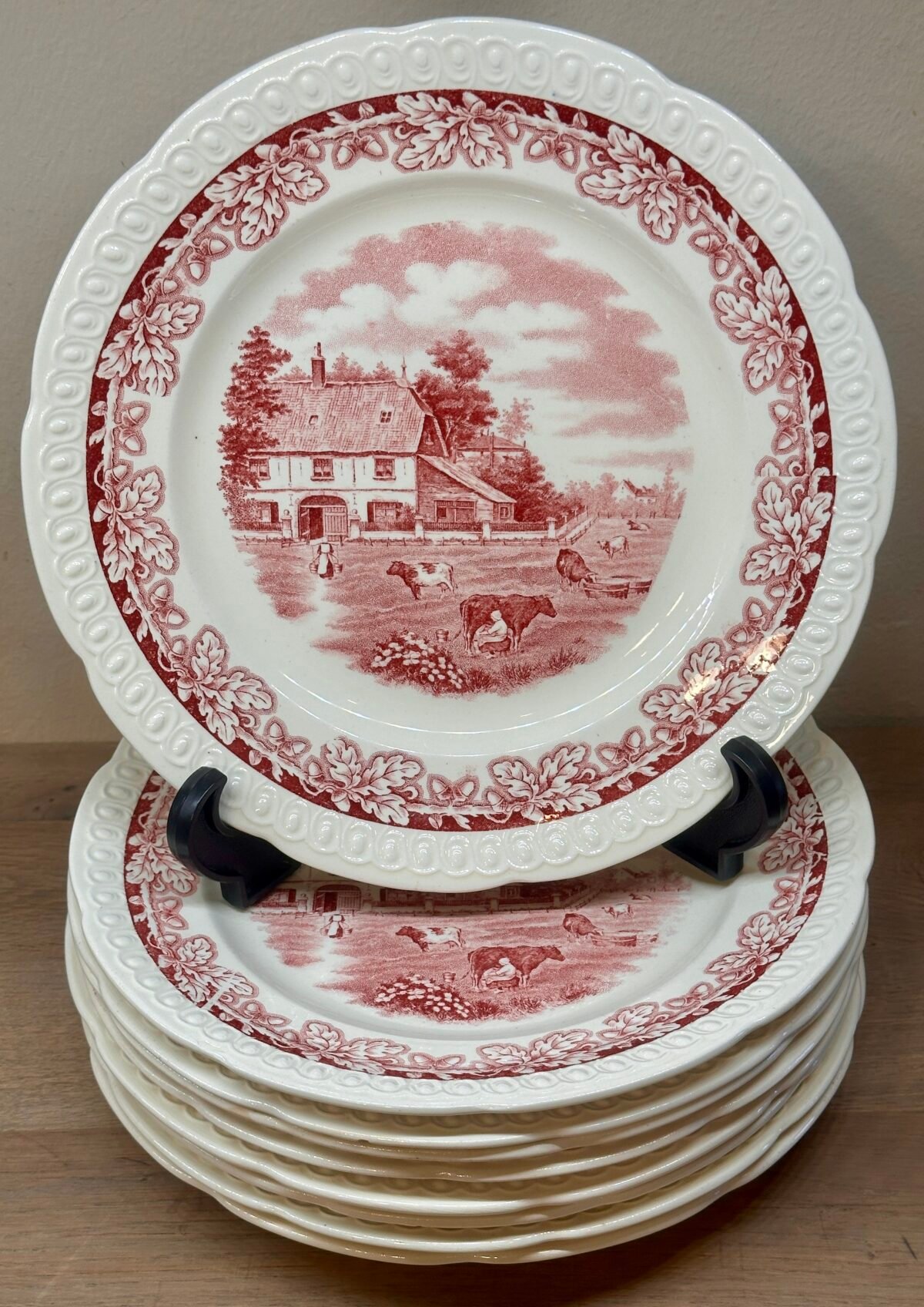 <p>Dinerbord / Eetbord - Societe Ceramique Maestricht - décor BOERENHOEVE uitgevoerd in rood</p> - Sociéte Céramique