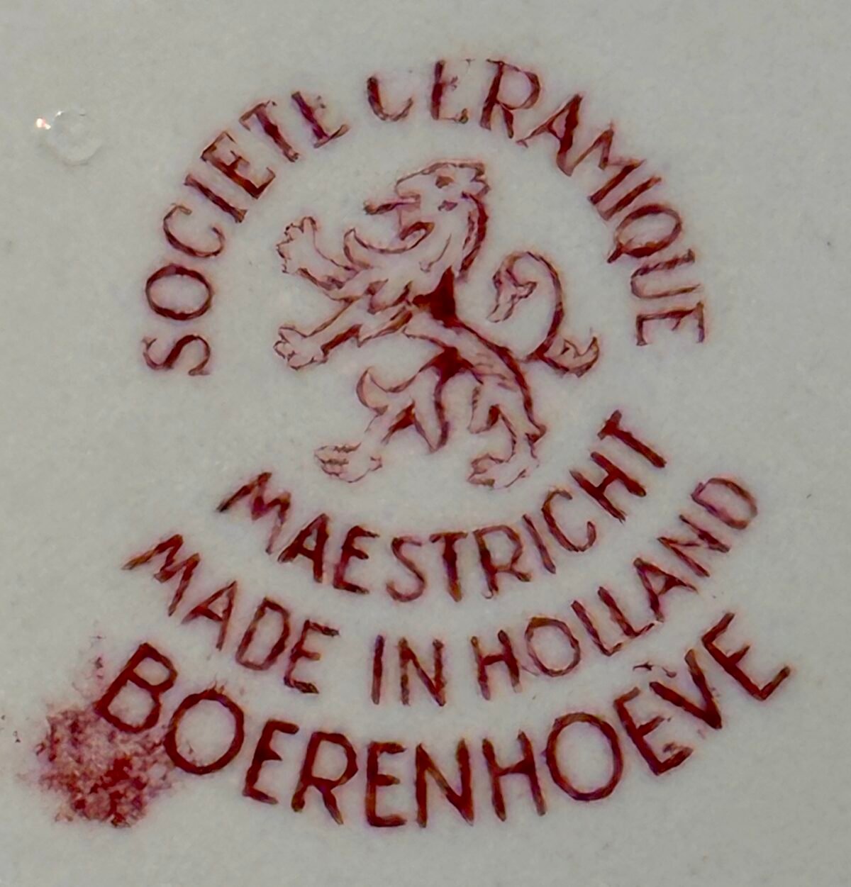 <p>Dinerbord / Eetbord - Societe Ceramique Maestricht - décor BOERENHOEVE uitgevoerd in rood</p> - Sociéte Céramique