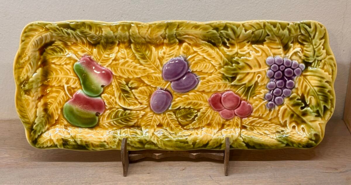 Cakeschaal - langwerpig model - Sarreguemines - uitgevoerd in Majolica/Barbotine met afbeeldingen van divers fruit - Sarreguémines