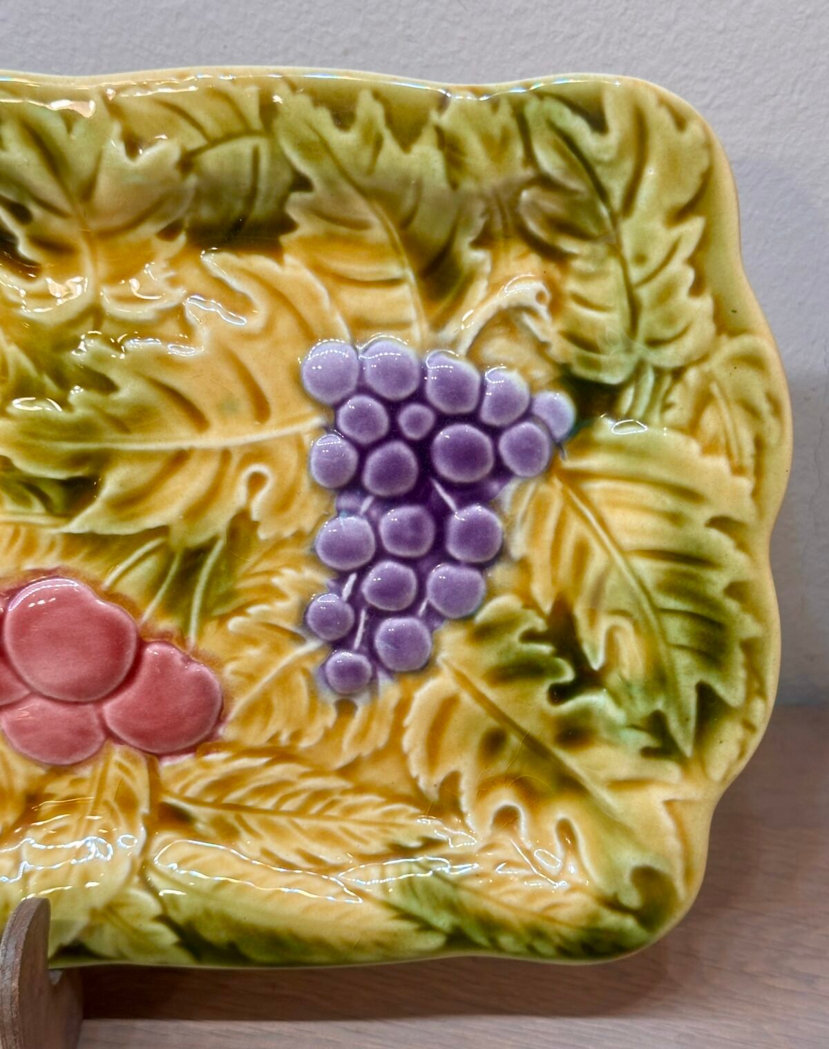 Cakeschaal - langwerpig model - Sarreguemines - uitgevoerd in Majolica/Barbotine met afbeeldingen van divers fruit - Sarreguémines