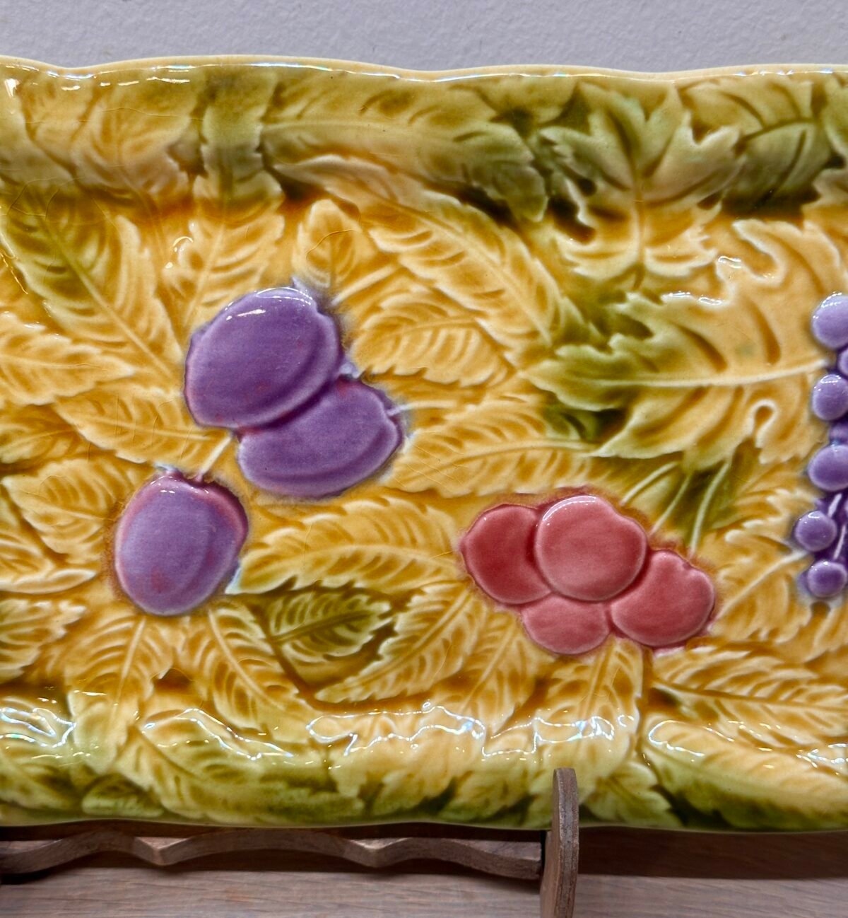 Cakeschaal - langwerpig model - Sarreguemines - uitgevoerd in Majolica/Barbotine met afbeeldingen van divers fruit - Sarreguémines