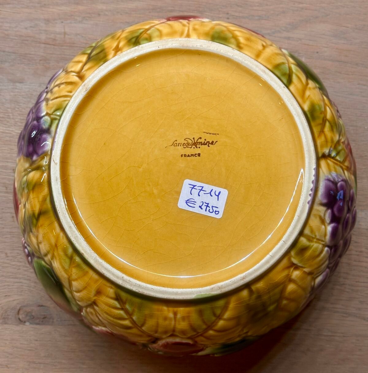 <p>Saladeschaal / Aardappelschaal - rond, hoger, model - Sarreguemines - uitgevoerd in Majolica/Barbotine met afbeeldingen van divers fruit</p> - Sarreguémines