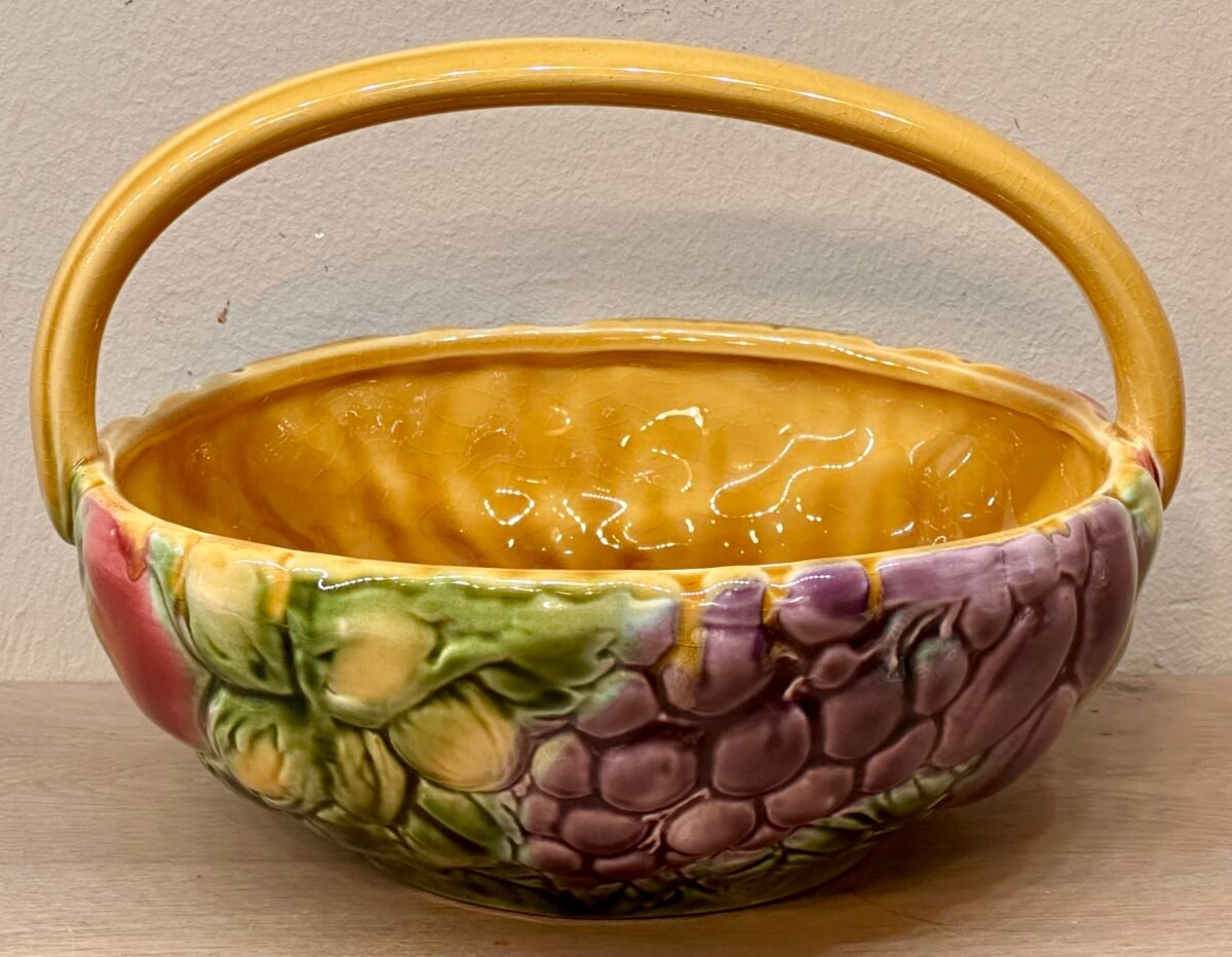 <p>Hengselmand - rond model - Sarreguemines - uitgevoerd in Majolica/Barbotine met afbeeldingen van divers fruit</p> - Sarreguémines