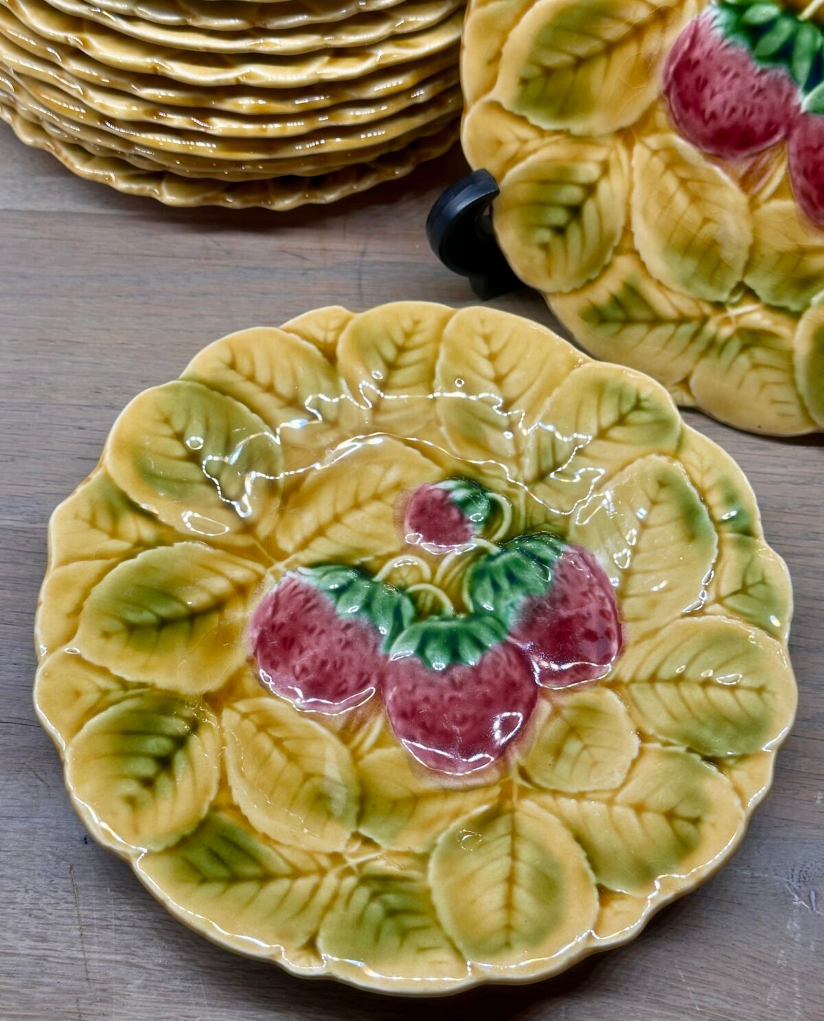 <p>Dessertbord - Sarreguemines - uitgevoerd in Majolica/Barbotine met afbeeldingen van aardbeien</p> - Sarreguémines