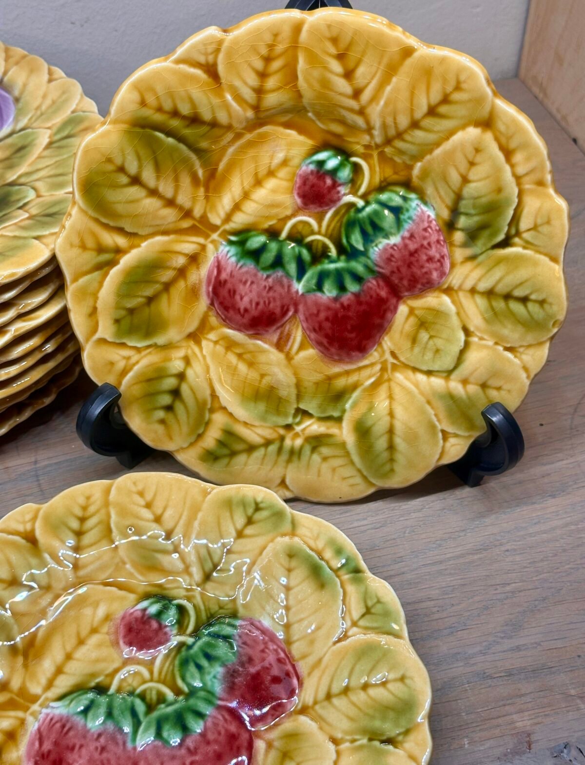 <p>Dessertbord - Sarreguemines - uitgevoerd in Majolica/Barbotine met afbeeldingen van aardbeien</p> - Sarreguémines