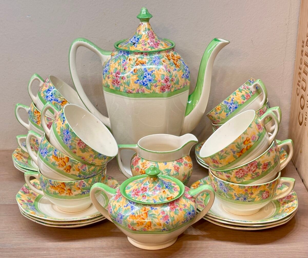 <p>Servies - 15-delig - Tudorware Barker Bros Ltd. - Staffordshire England - décor CHINTZ met lichtere accenten</p> - Onbekend