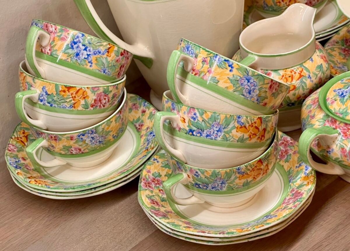 <p>Servies - 15-delig - Tudorware Barker Bros Ltd. - Staffordshire England - décor CHINTZ met lichtere accenten</p> - Onbekend