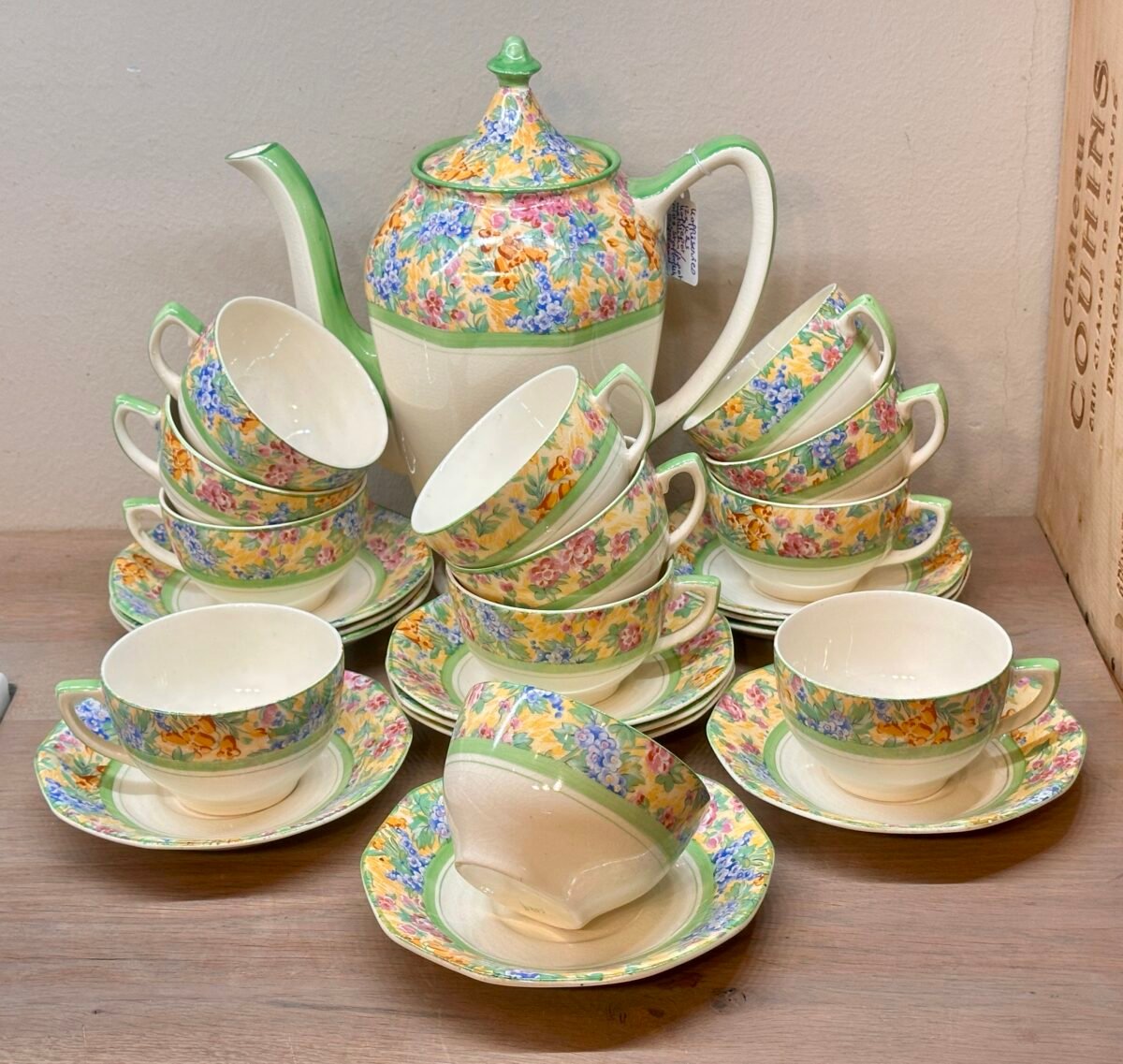 <p>Servies - 15-delig - Tudorware Barker Bros Ltd. - Staffordshire England - décor CHINTZ met lichtere accenten</p> - Onbekend