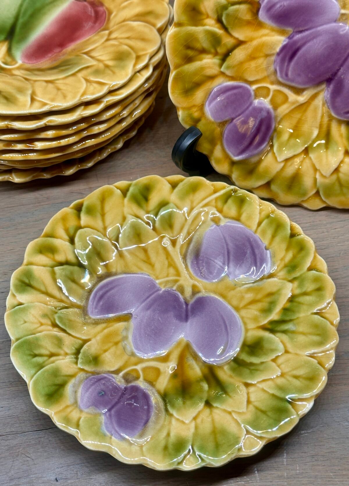 Dessertbord - Sarreguemines - uitgevoerd in Majolica/Barbotine met afbeeldingen van pruimen - Sarreguémines