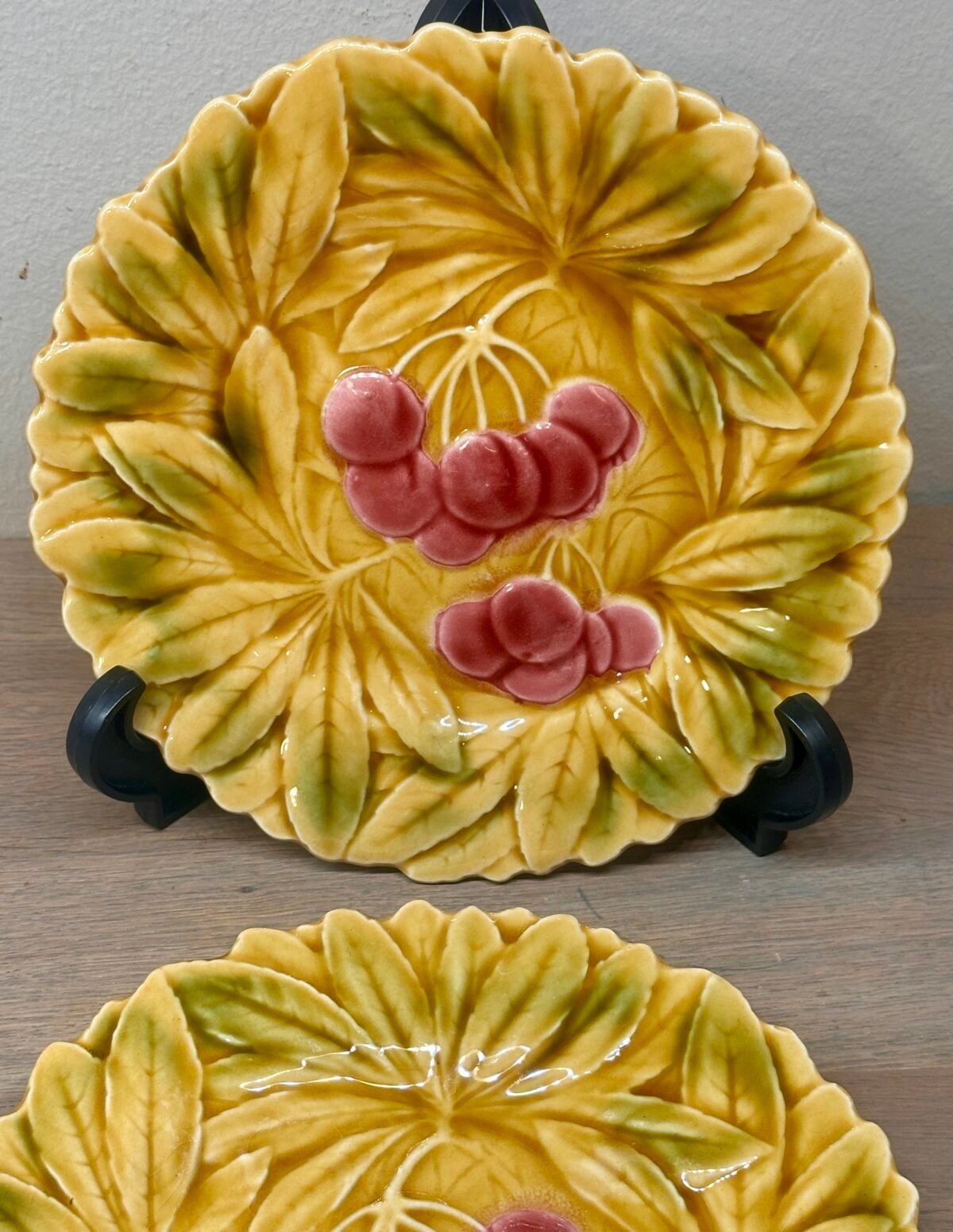 Dessertbord - Sarreguemines - uitgevoerd in Majolica/Barbotine met afbeeldingen van kersen - Sarreguémines