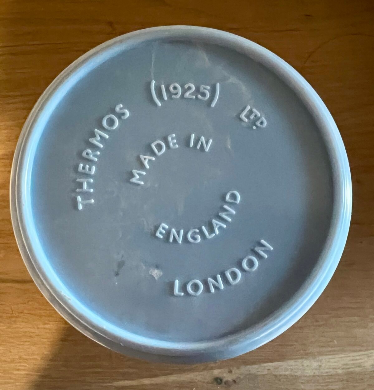 Thermoskan - Thermos Ltd. London - rond model uitgevoerd in blauw gemelleerd urea formaldehyde plastic