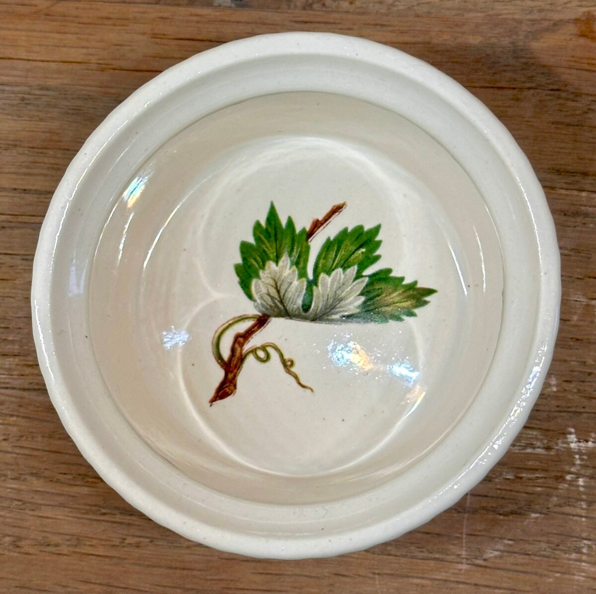 <p>Ovenschaaltje / Ramequin - Villeroy & Boch - wit met groene druivenbladeren op de bodem</p> - Villeroy & Boch