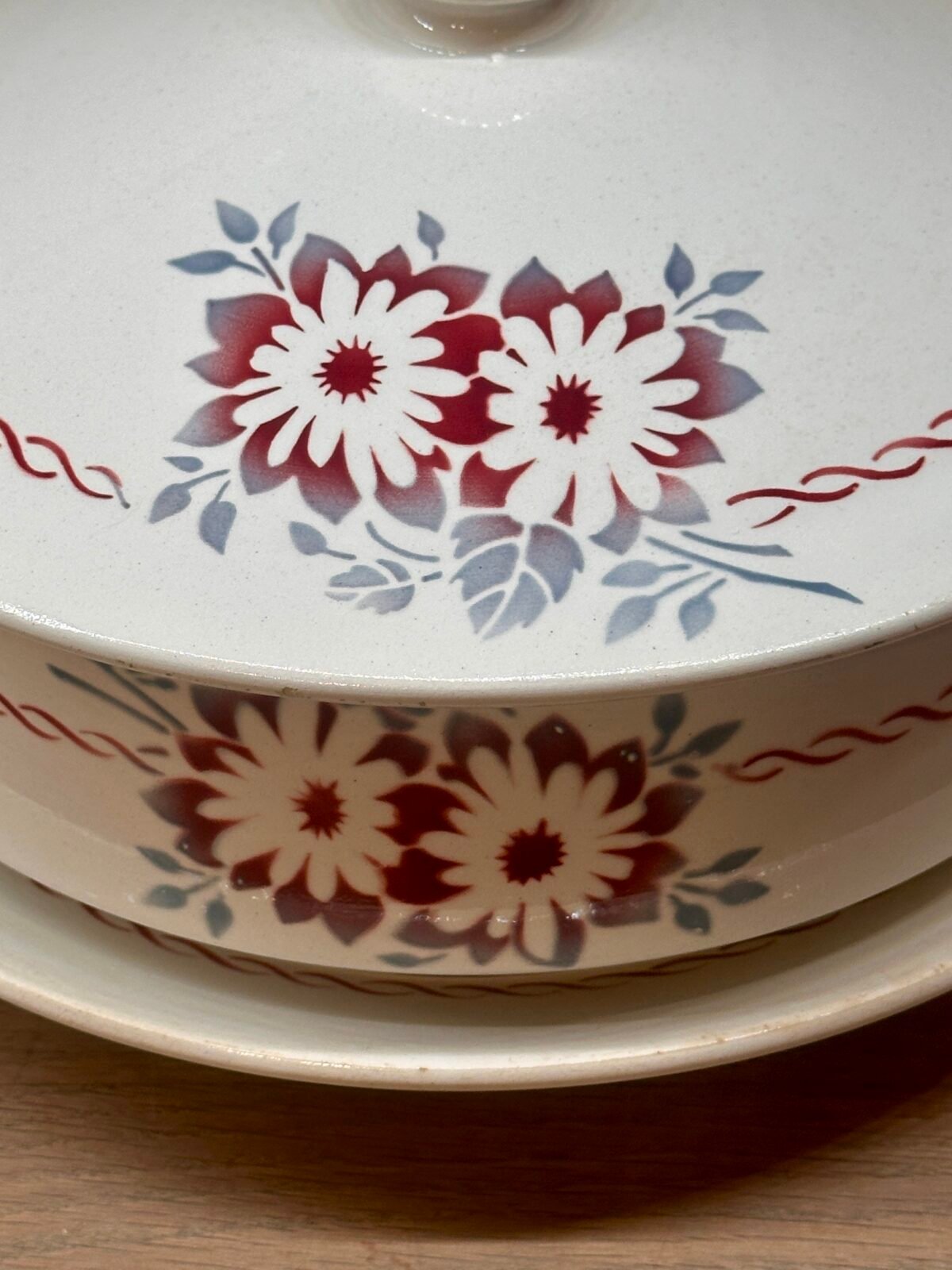 Terrine / Dekschaal - groot model met onderschotel - Badonviller - décor GINETTE uitgevoerd in rood met grijs-blauwe bloemen - Badonviller