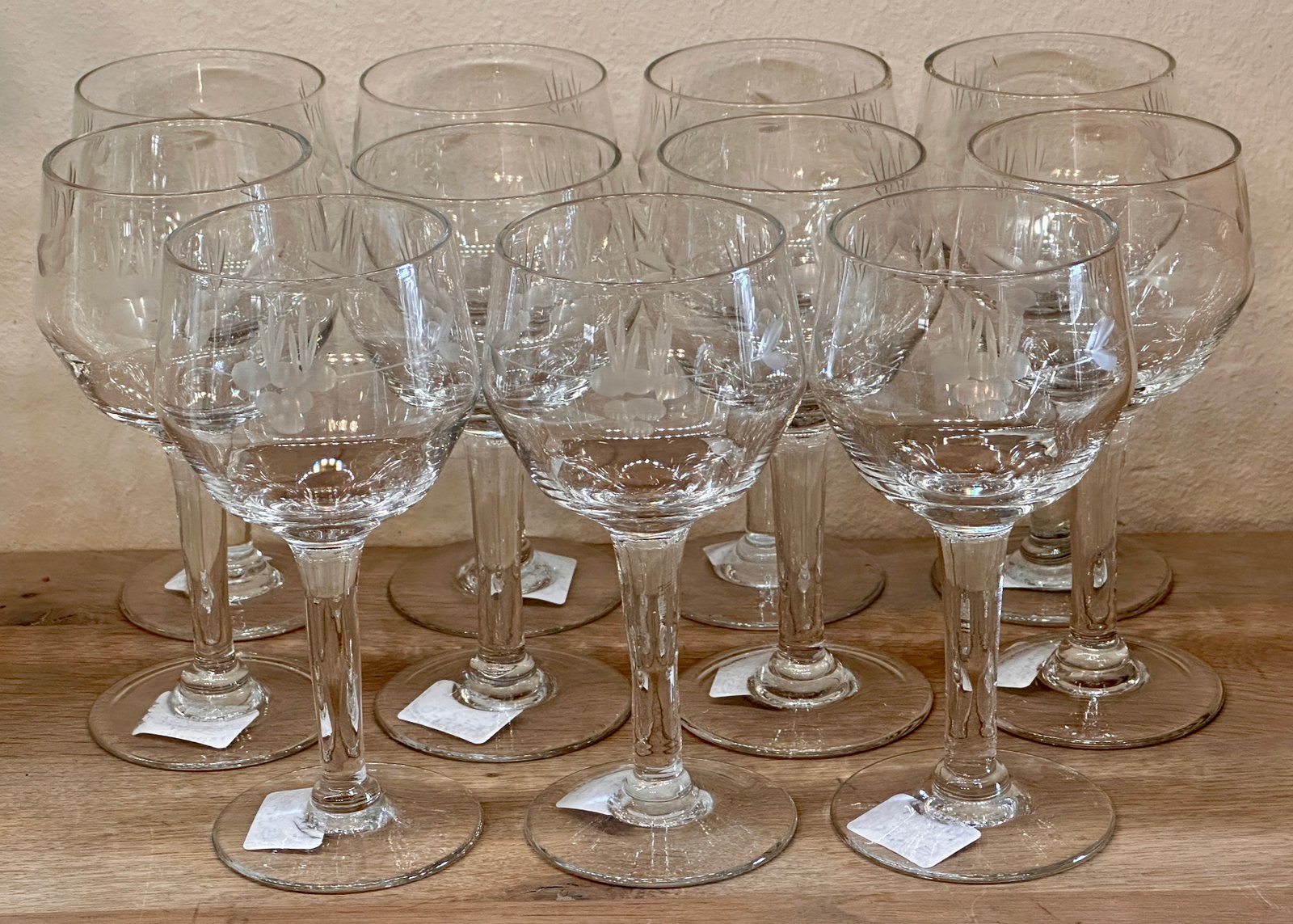 Glas op voet - middelgroot model - niet gemerkt - in blank glas met geëtst decor
