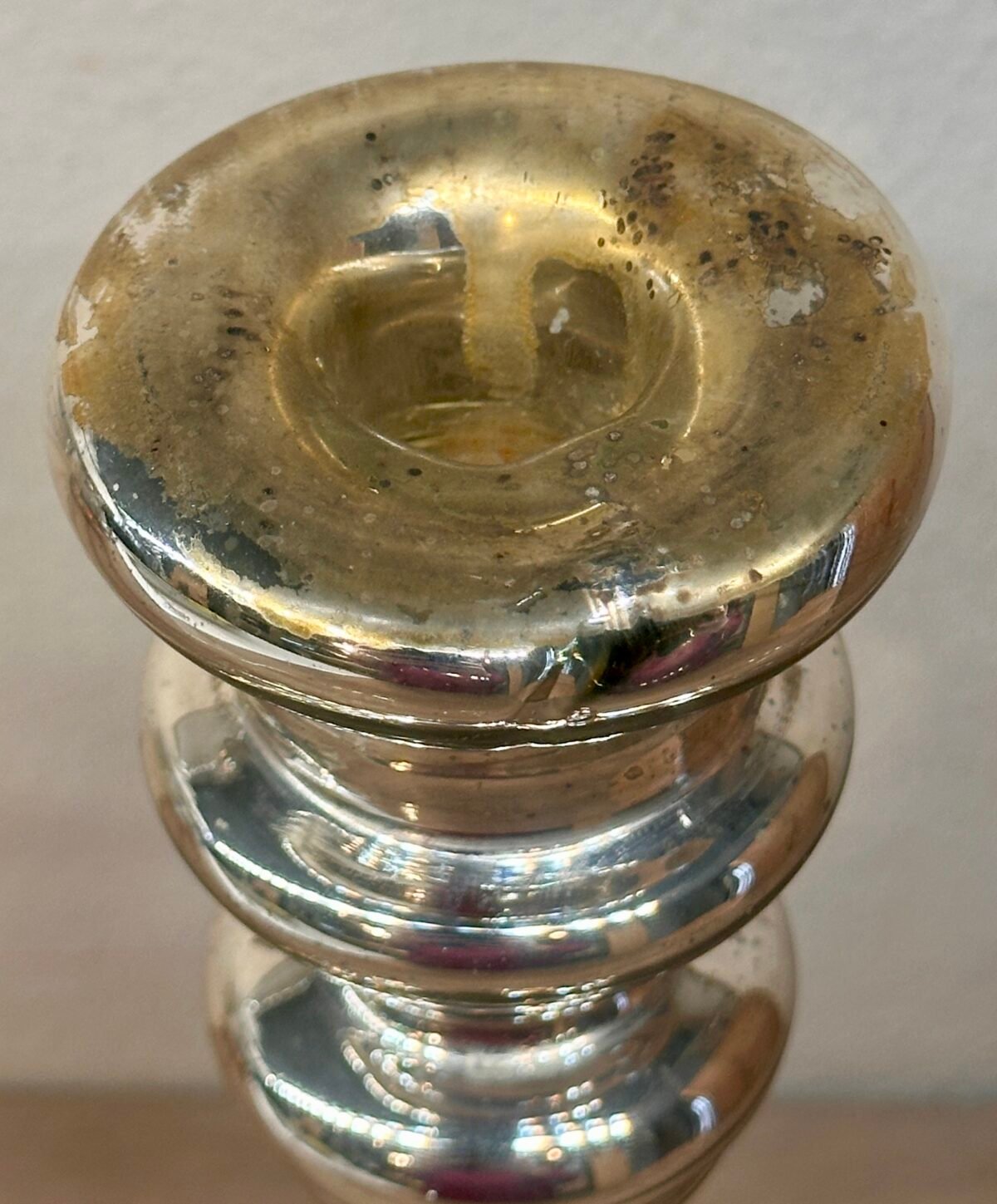 Kandelaar - glas - armeluiszilver / boerenzilver / Argent Pauvre - met wit geschilderde decoratie - een proen aan de onderkant én de zijkant - Brocante