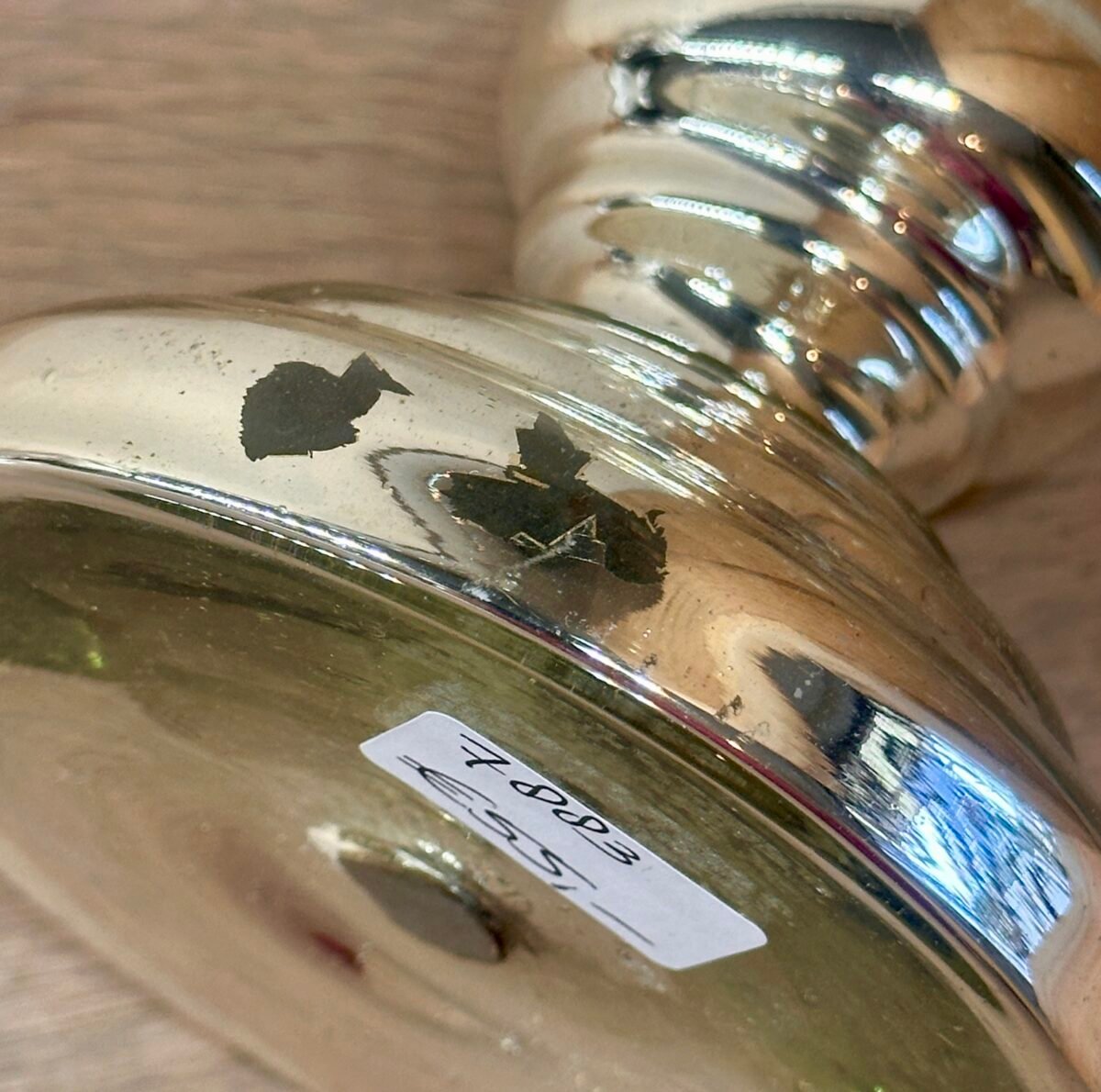 Kandelaar - glas - armeluiszilver / boerenzilver / Argent Pauvre - met wit geschilderde decoratie - een proen aan de onderkant én de zijkant - Brocante