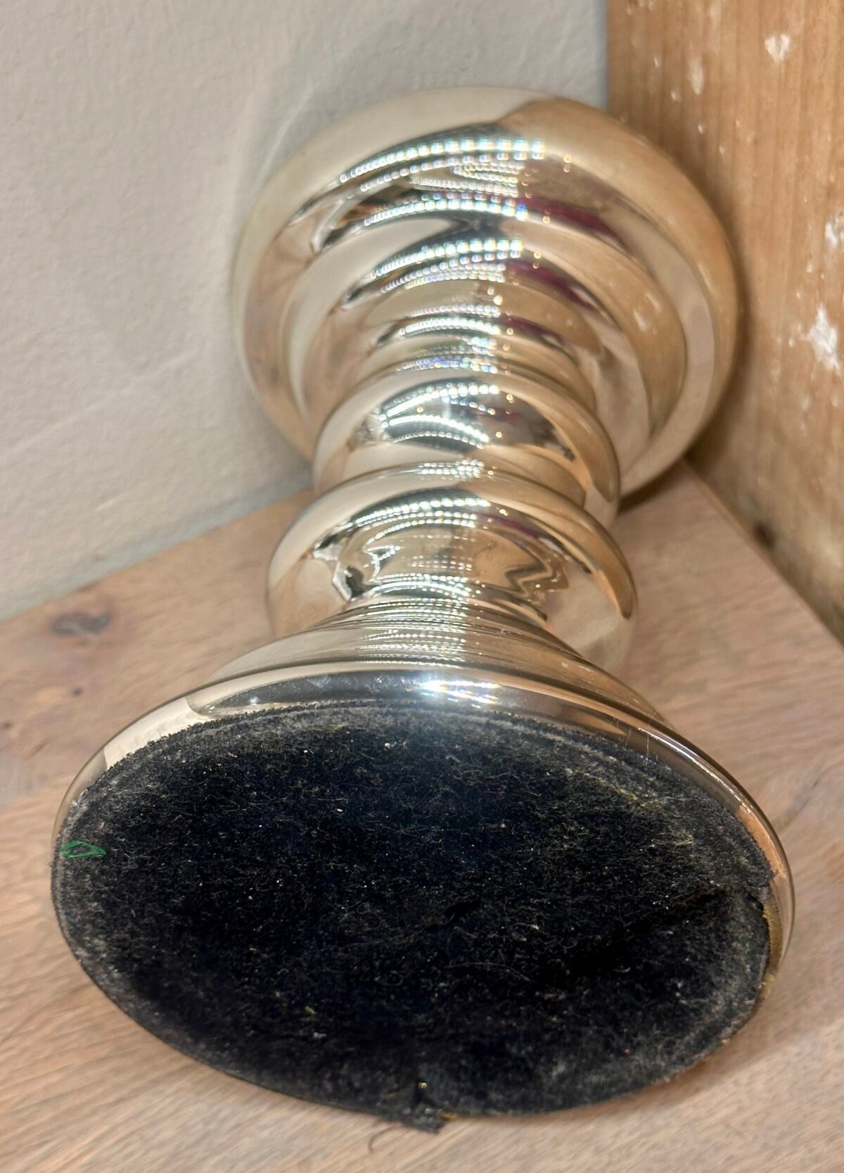 <p>Kandelaar met brede kaarsrand- glas - armeluiszilver / boerenzilver / Argent Pauvre</p> - Brocante