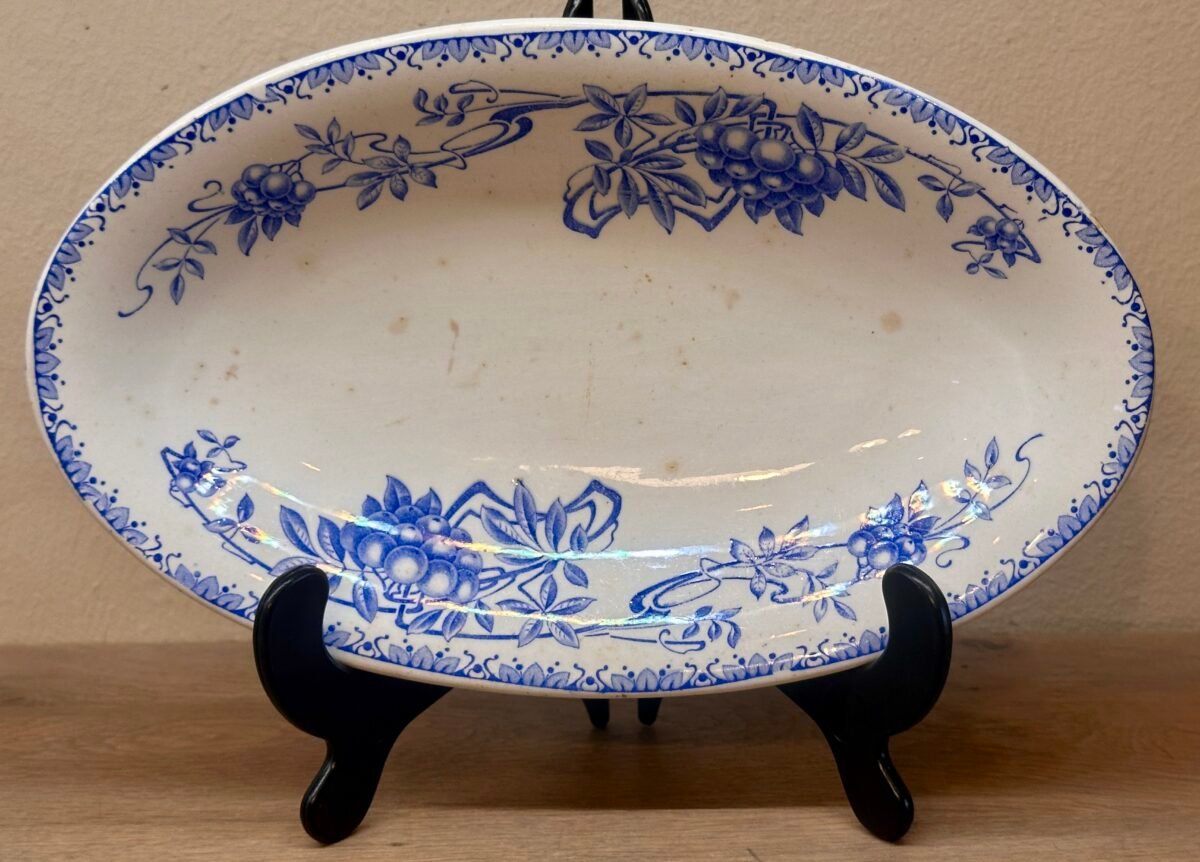 Zuurschaal / Vleesschaal - B.F.K (Boch Frères Kèramis) - décor SORBIER uitgevoerd in helderblauw