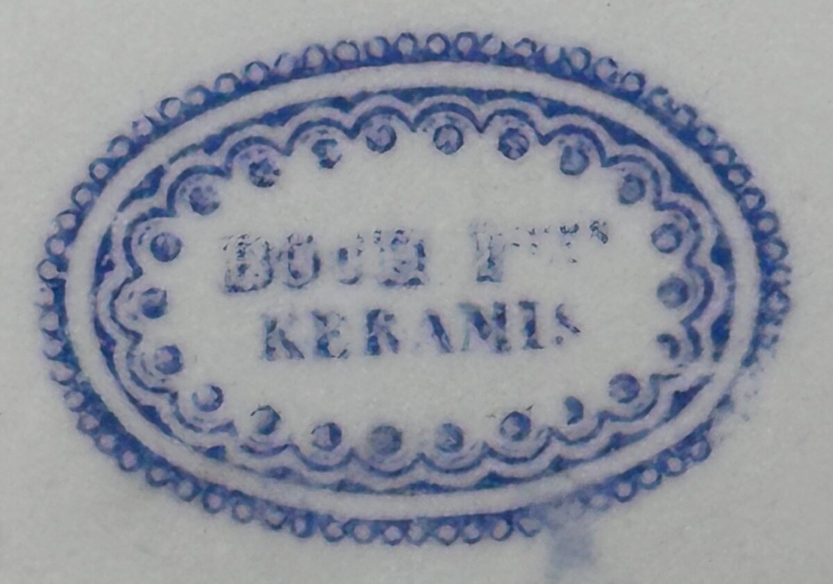 Sierbord / Bord - Boch Frères Kèramis (blindmerk) - décor Mme de Maintenon uitgevoerd in zwart/wit met een helderblauwe rand - Boch