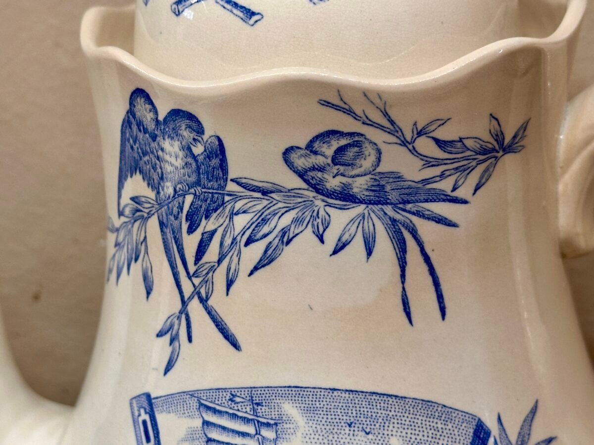 Koffiekan / Koffiepot - ongemerkt maar waarschijnlijk Nimy - décor uitgevoerd in blauw met soort orientaalse afbeeldingen - Nimy