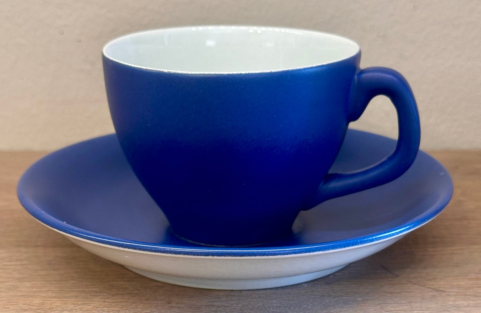 Kop en schotel - Koninklijke Goedewaagen Holland - uitgevoerd in mat donkerblauw met glad wit - FIESTA blue sky servies