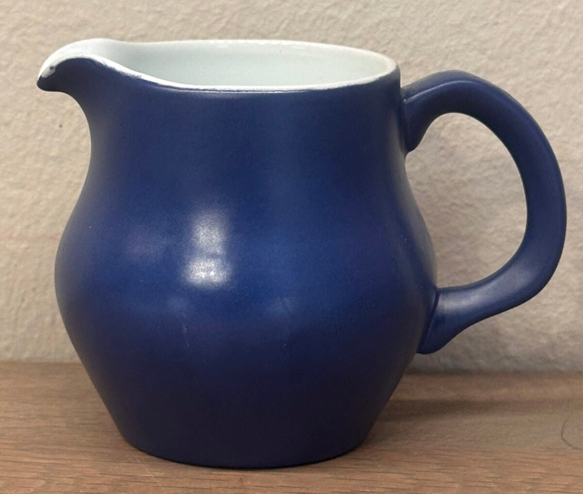 Melkkan - Koninklijke Goedewaagen Holland - uitgevoerd in mat donkerblauw met glad wit - FIESTA blue sky servies