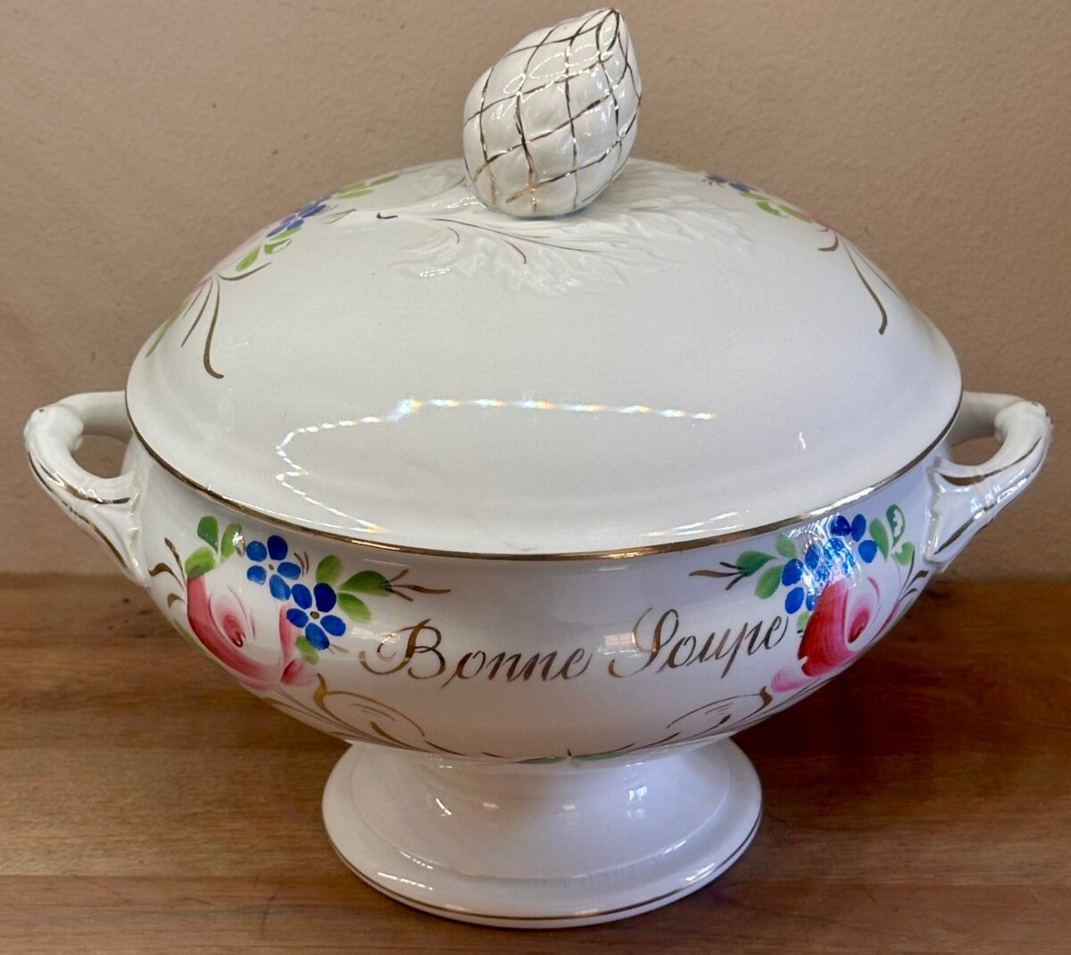 Dekschaal / Terrine - Faïencerie d'Onnaing Nord - bewerkt in bruidsservies-stijl met teksten in goudkleur "BON APPETIT" en "BONNE SOUPE" - Overig Frankrijk