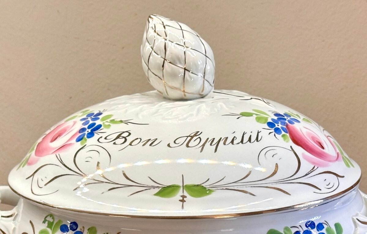 Dekschaal / Terrine - Faïencerie d'Onnaing Nord - bewerkt in bruidsservies-stijl met teksten in goudkleur "BON APPETIT" en "BONNE SOUPE" - Overig Frankrijk