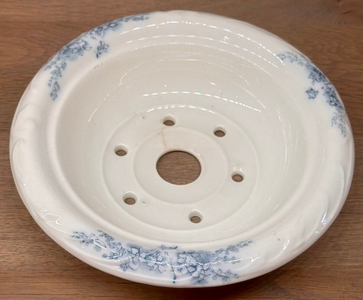 Treef - kleiner, rond, model voor een ronde zeepbak - uitgevoerd in blauw/petrol met bloemetjes aan de rand